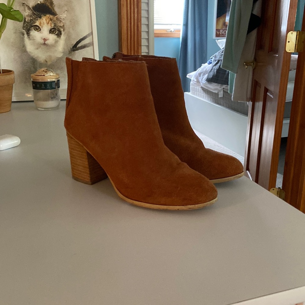 URBAN OUTFITTERS Chelsea suede leather booties brown